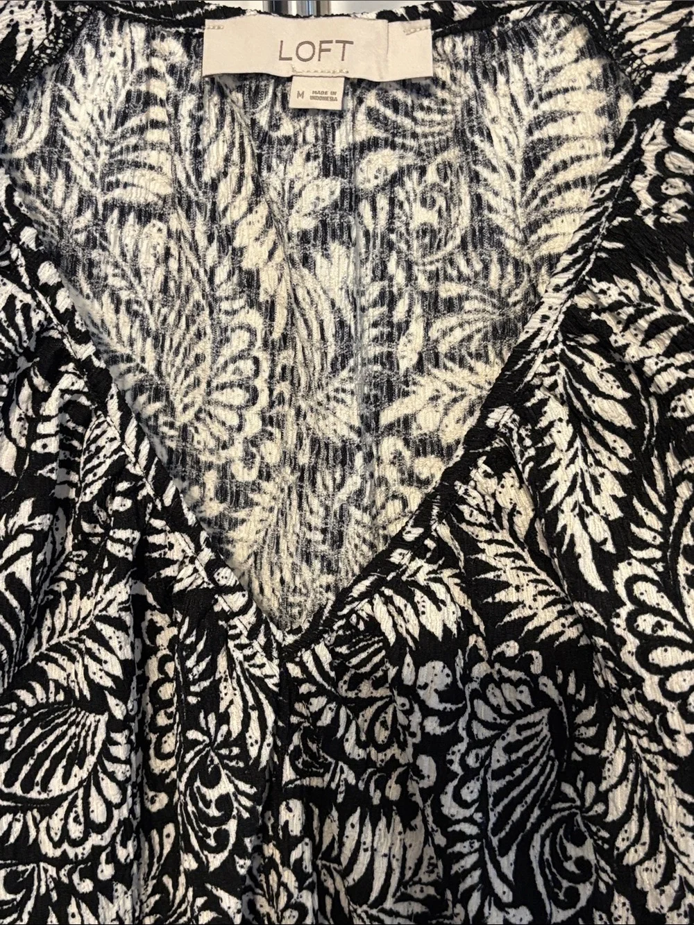LOFT Black & White Leaf-Print V-Neck Puff Sleeve Bubble Hem Blouse